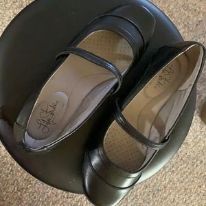 Woman’s life stride Mary Jane, black , size 8